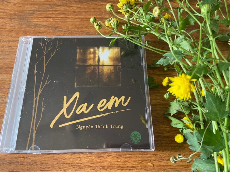 Bìa album Xa em của Nguyễn Thành Trung - Ảnh: THÚY HƯƠNG Bìa album Xa em của Nguyễn Thành Trung - Ảnh: THÚY HƯƠNG
