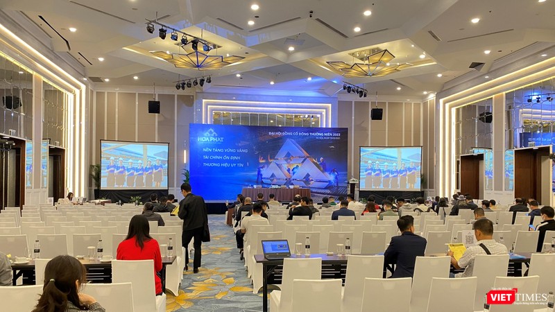 Một số cổ đông đến sớm, nghiên cứu các chương trình nghị sự