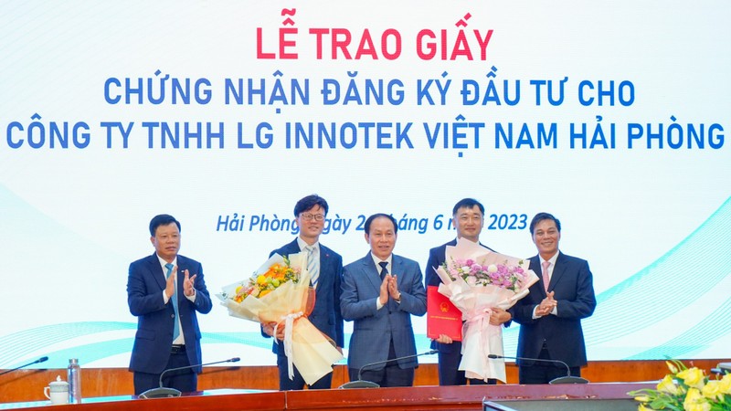 Lãnh đạo TP Hải Phòng trao giấy chứng nhận đăng ký đầu tư cho LG Innotek