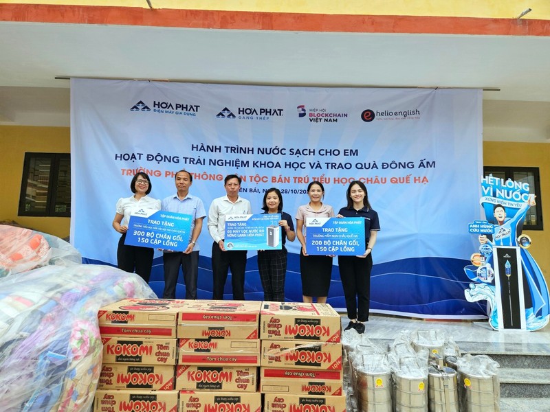 Đại diện Công ty Điện máy Gia dụng Hoà Phát và Thép Hoà Phát Hải Dương trao quà cho Ban Giám hiệu Nhà trường. hpg1.jpg