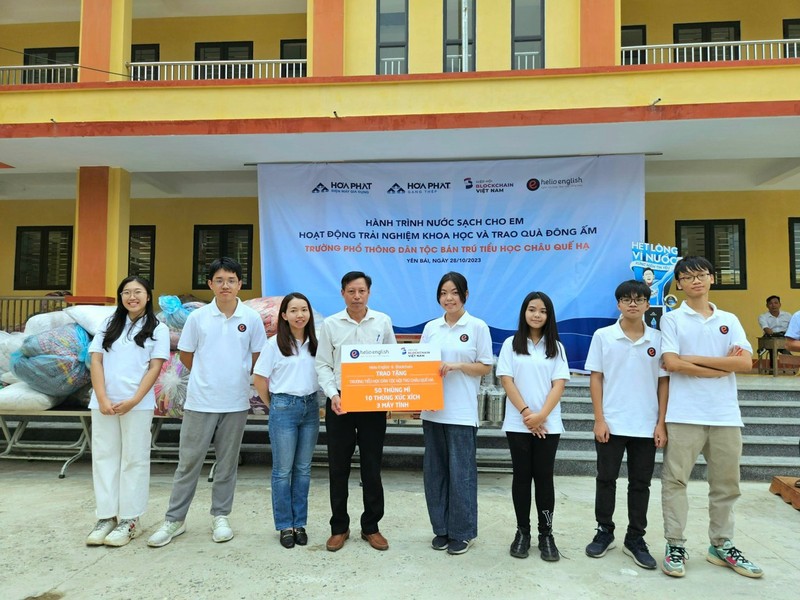 Cô Trần Thái Hồng và Nguyễn Hà Thu - Đồng sáng lập Helio English cùng các thành viên trao quà cho Thầy Hiệu trưởng Nhà trường hpg2.jpg