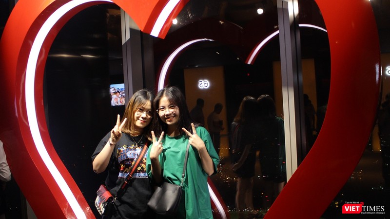 Các bạn trẻ tạo dáng tại Love Photo Zone Các bạn trẻ tạo dáng tại Love Photo Zone