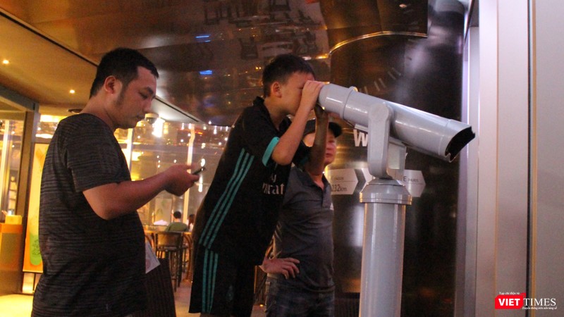 Ngắm thành phố bằng kính viễn vọng Ngắm thành phố bằng kính viễn vọng