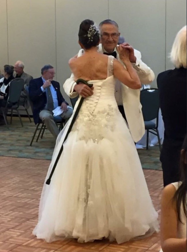 “Hôm nay bà tôi kết hôn. Bà nói với tôi rằng, ‘Bà biết bà đã già rồi nhưng chính ông ấy đã làm bà trẻ lại.’ " “Hôm nay bà tôi kết hôn. Bà nói với tôi rằng, ‘Bà biết bà đã già rồi nhưng chính ông ấy đã làm bà trẻ lại.’ "