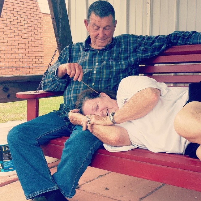 “Bố mẹ tôi vừa có ngày lễ kỉ niệm với nhau. Đây là những gì tôi nhìn thấy ở tình yêu sau 54 năm.” “Bố mẹ tôi vừa có ngày lễ kỉ niệm với nhau. Đây là những gì tôi nhìn thấy ở tình yêu sau 54 năm.”