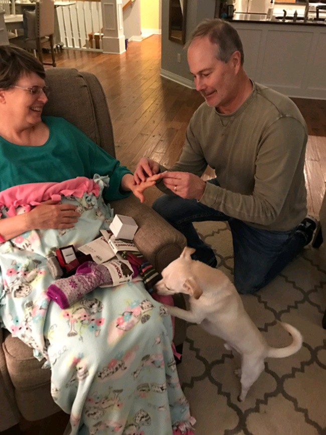 "Mẹ tôi hiện đang hồi phục sau phẫu thuật ung thư vú, cha tôi đã mua một chiếc nhẫn cưới mới và cầu hôn lại với bà." "Mẹ tôi hiện đang hồi phục sau phẫu thuật ung thư vú, cha tôi đã mua một chiếc nhẫn cưới mới và cầu hôn lại với bà."