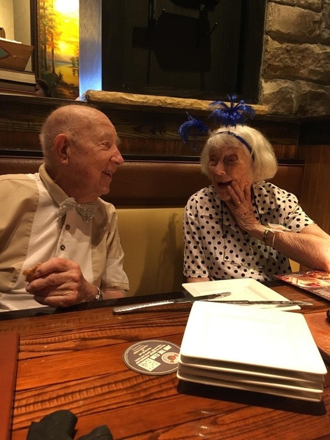 “Hôm nay là lễ kỷ niệm lần thứ 75 của ông bà tôi và có vẻ như bà của tôi vẫn tán tỉnh ông tôi.” “Hôm nay là lễ kỷ niệm lần thứ 75 của ông bà tôi và có vẻ như bà của tôi vẫn tán tỉnh ông tôi.”