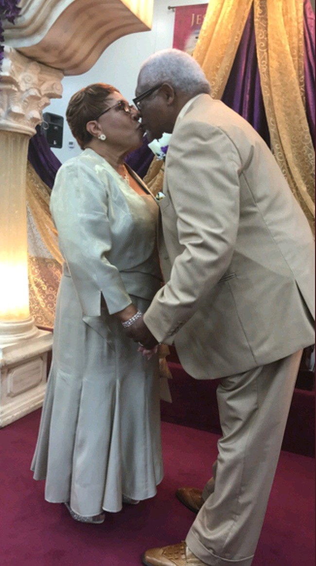 “Hai người gặp nhau khi mới 13 tuổi, kết hôn năm 18 tuổi. Đến nay họ đã có kỉ niệm ngày cưới lần thứ 50.” “Hai người gặp nhau khi mới 13 tuổi, kết hôn năm 18 tuổi. Đến nay họ đã có kỉ niệm ngày cưới lần thứ 50.”