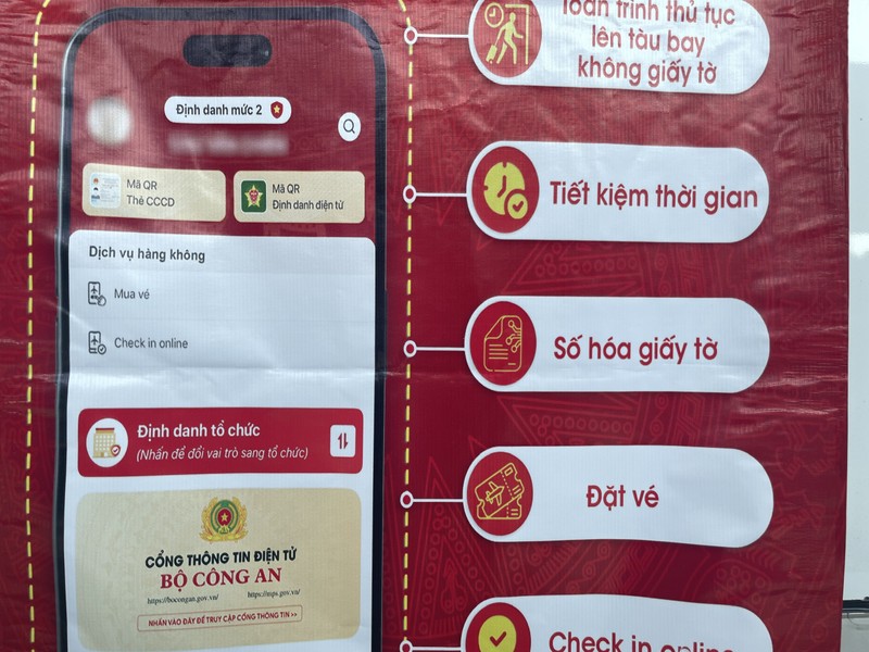 Ứng dụng VNeID sẽ thực hiện toàn bộ thủ tục đi máy bay, từ đặt vé đến khi ra tàu bay bằng công nghệ định danh điện tử, xác thực sinh trắc học qua camera tại sân bay. Di may bay VNeID.jpg