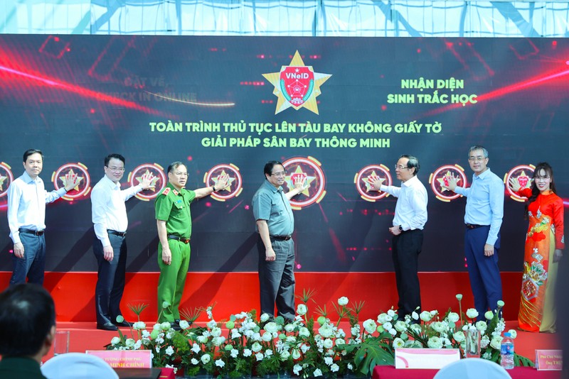 Thủ tướng Phạm Minh Chính cùng các đại biểu thực hiện nghi thức ra mắt giải pháp ứng dụng định danh, xác thực điện tử và nhận diện sinh trắc học phục vụ thủ tục lên tàu bay, sáng 19/4. Ảnh: VGP. Sinh trac hoc.jpg