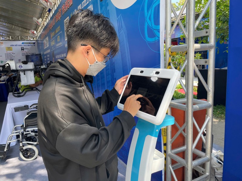 Robot của nhóm được triển lãm trong khuôn khổ cuộc thi Học sinh - sinh viên với ý tưởng khởi nghiệp (SV-Startup) do Bộ Giáo dục và Đào tạo tổ chức hôm 20/4. Ảnh: Hà An. Robot dan duong 1.jpg
