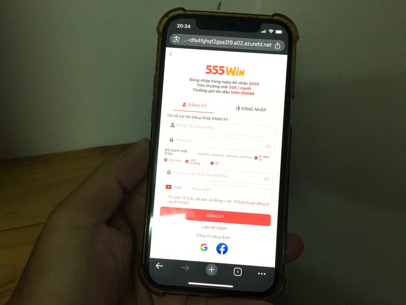 Website Tiki tự chuyển sang trang cá cược khi truy cập từ Google, tối 5/6. Ảnh: Hà An. Tiki loi.jpg