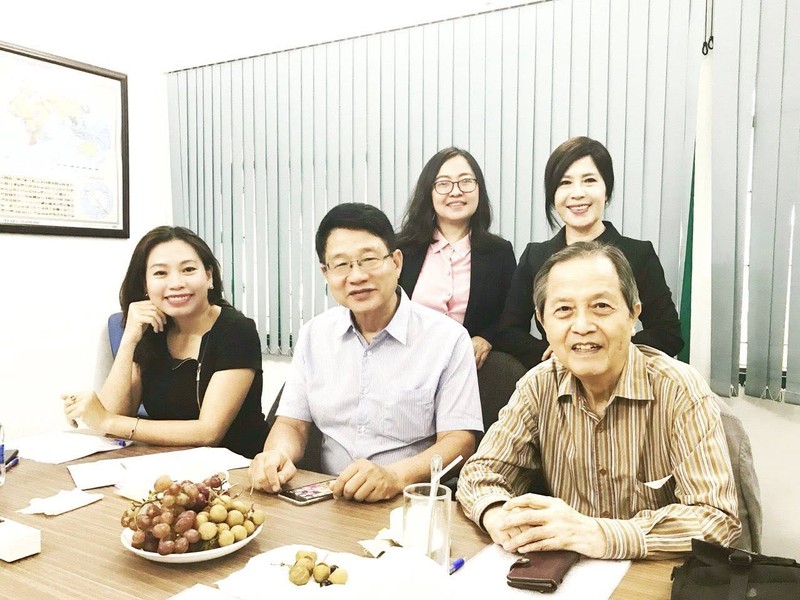 GS Đặng Lương Mô (phải) và ông Hà Thân (giữa) trong một buổi trò chuyện. Ảnh: HSIA. Le tang GS Dang Luong Mo 2.jpg
