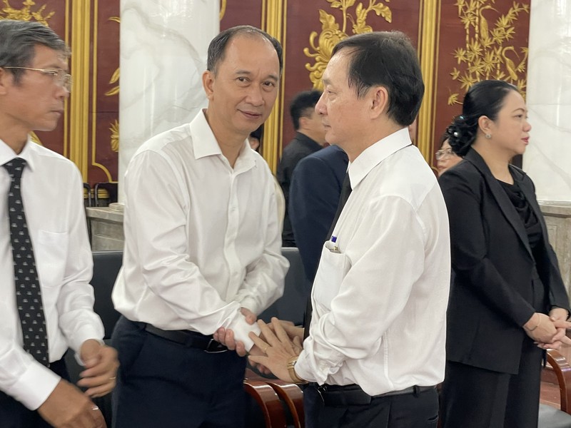 Ông Huỳnh Thành Đạt, Phó ban Tuyên giáo và Dân vận Trung ương (áo trắng ngoài cùng bên phải) thăm hỏi, động viên gia đình cố GS Đặng Lương Mô. Ảnh: Hà An. Le tang GS Dang Luong Mo 3.jpg