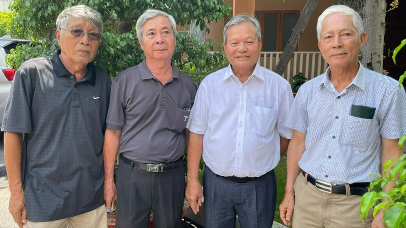 Ông Nguyễn Điền Ngọc (ngoài cùng bên trái) từng là học trò của GS Đặng Lương Mô khi là sinh viên Trường ĐH Bách khoa TP.HCM. Ảnh: Hà An. Le tang GS Dang Luong Mo.jpg