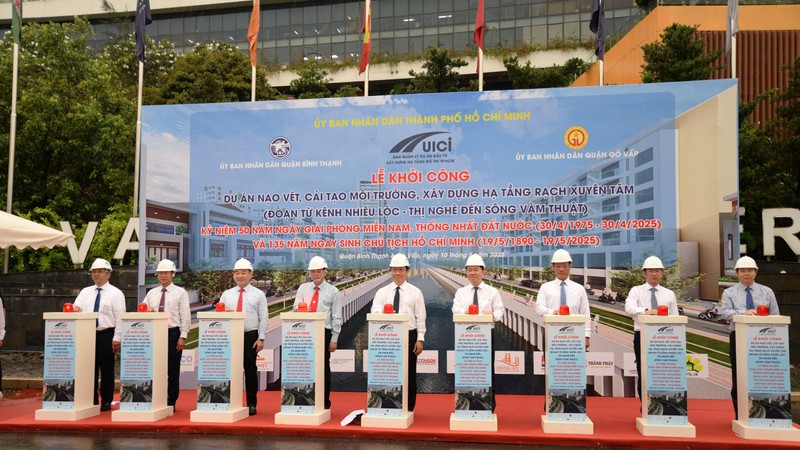 Đại diện các đơn vị thực hiện nghi thức bấm nút khởi công dự án. Ảnh: Gia Phúc. Khoi cong Xuyen Tam.jpg