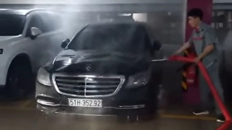 Xe Mercedes Benz của ca sĩ Duy Mạnh bốc cháy trong chung cư ở Thủ Đức là nguồn cơn khiến ca sĩ kiện hãng xe. Ảnh: FBNV. duy-manh1-9317-9914.jpg