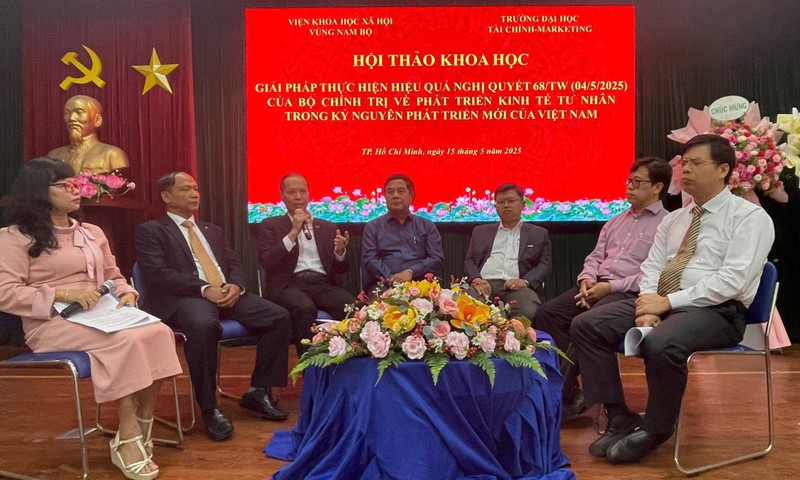 Các chuyên gia chia sẻ tại tọa đàm về kinh tế tư nhân. Ảnh: Hà An. Toa dam kinh te tu nhan.jpg