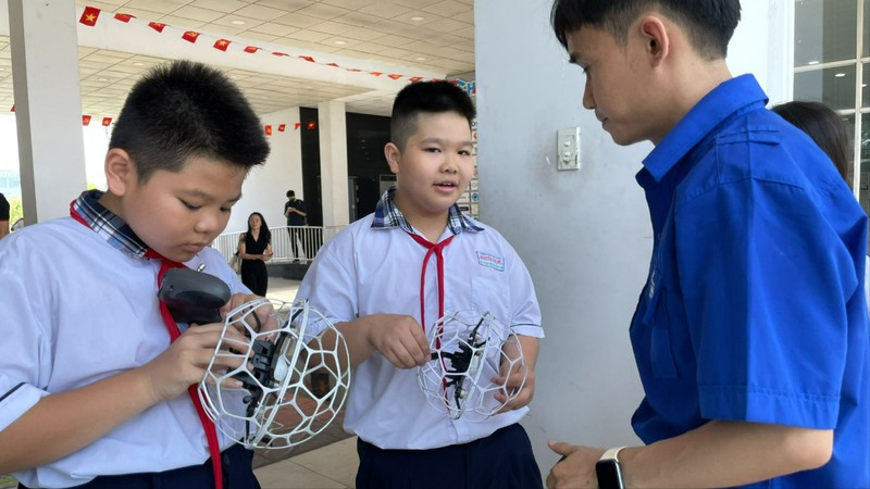 Học sinh trải nghiệm drone đá bóng tại Khu công nghệ cao TP.HCM. Ảnh: Hà An. Hoi thao quan ly drone 2.jpg