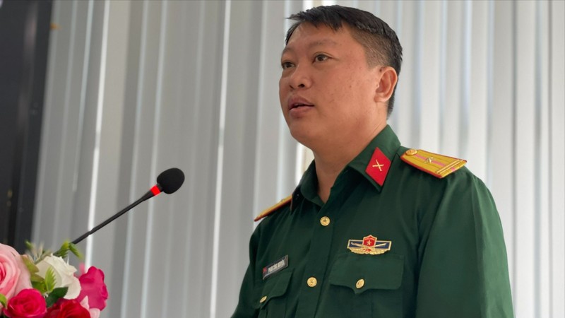 Thiếu tá Phạm Công Nguyên, đại diện Ban chỉ huy quân sự quận Phú Nhuận, Bộ Tư lệnh TP.HCM chia sẻ tại tọa đàm. Ảnh: Hà An. Hoi thao quan ly drone.jpg