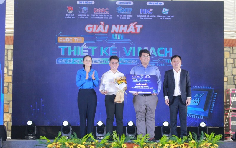 Nguyễn Đoàn Hoàng Phúc (thứ 2 bên trái) xuất sắc giành giải Nhất cuộc thi thiết kế vi mạch cho đô thị thông minh TP.HCM lần thứ 2. Ảnh: BTC. Thiet ke vi mach.jpg