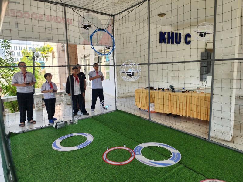 Học sinh trường THCS Nguyễn Du, quận 1 trải nghiệm điều khiển drone với trò chơi drone soccer. Ảnh: Gia Phúc. Drone THCS Nguyen Du.jpg