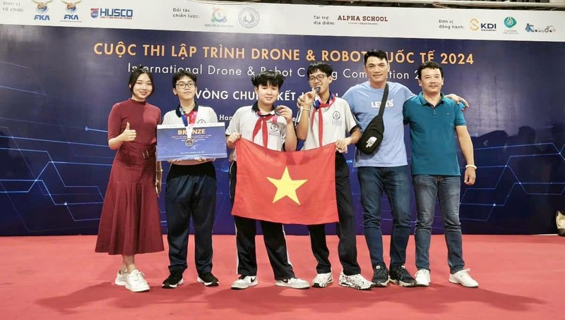 Nhóm học sinh trường THCS Nguyễn Văn Bé, quận Bình Thạnh giành huy chương đồng cuộc thi Lập trình Drone & Robot quốc tế năm 2024 tại Hà Nội. Ảnh: Gia Phúc. Drone THCS Nguyen Du 2.jpg