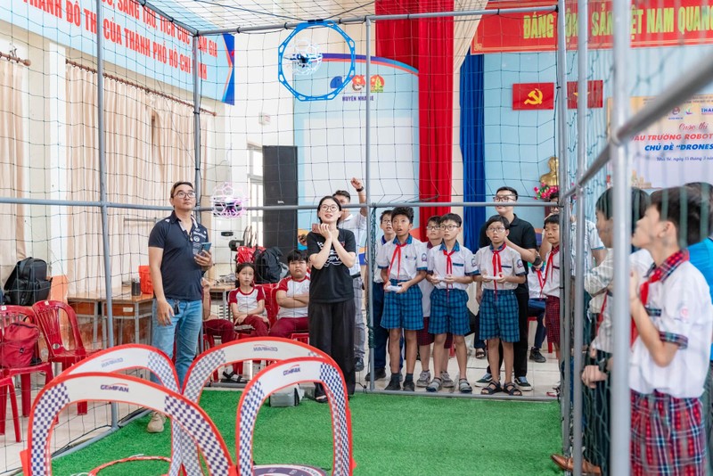 Các bạn học sinh tại huyện Nhà Bè tham gia chương trình trải nghiệm drone soccer. Ảnh: Gia Phúc. Hoc sinh voi drone.jpg
