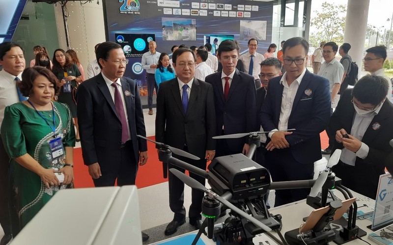 Lãnh đạo Trung ương và TP.HCM tham quan gian hàng máy bay không người lái triển lãm tại Khu Công nghệ cao TP.HCM. Ảnh: Hà An. 1.jpg
