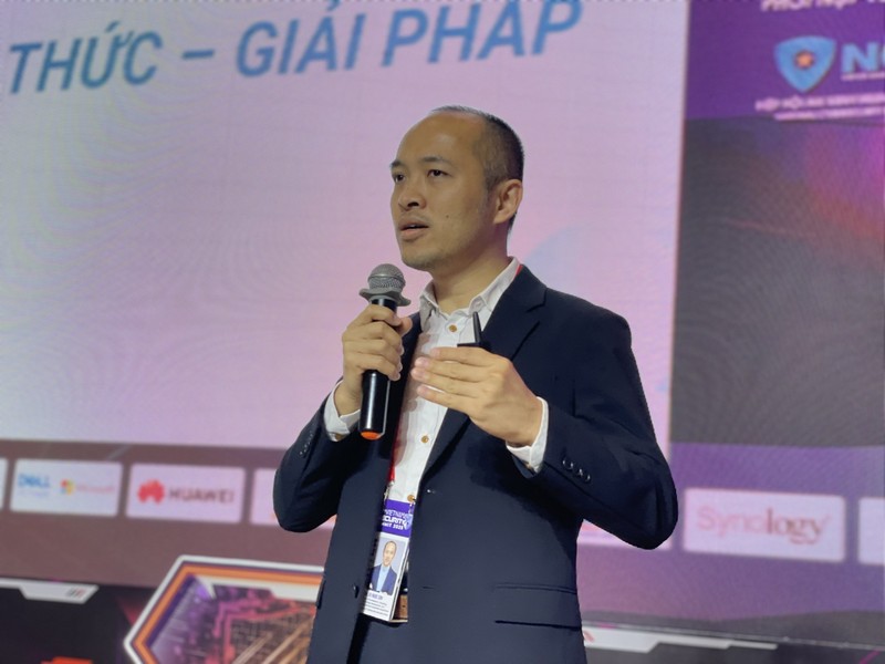 Ông Vũ Ngọc Sơn, Trưởng Ban Công nghệ, Hiệp hội An ninh mạng Quốc gia chia sẻ tại diễn đàn. Ảnh: Hà An. An ninh mang (1).jpg