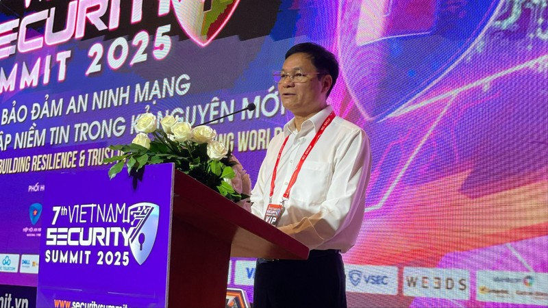 Thiếu tướng Lê Minh Mạnh, Cục phó Cục An ninh mạng và Phòng chống tội phạm Công nghệ cao, Bộ Công an phát biểu tại sự kiện. Ảnh: Hà An. Thu doan lua dao an ninh mang (1).jpg