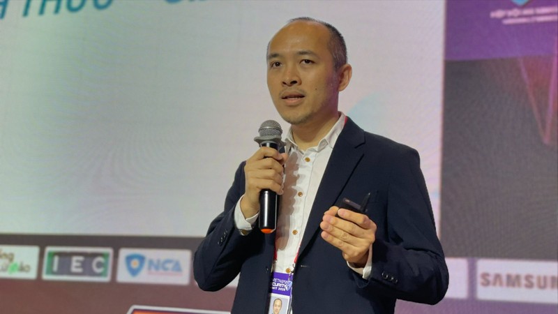 Chuyên gia an ninh mạng Vũ Ngọc Sơn chia sẻ về các thủ đoạn lừa đảo tinh vi của tội phạm mạng tại sự kiện. Ảnh: Hà An. Thu doan lua dao an ninh mang (2).jpg