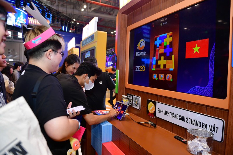 Khách tham quan trải nghiệm game và tham gia trò chơi nhận quà tại sự kiện. Ảnh: Gia Phúc. Gameverse 2.jpg