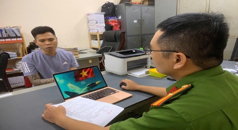 Nguyễn Quốc Hùng tại cơ quan điều tra. Ảnh: Công an Đồng Nai San co bac.jpg