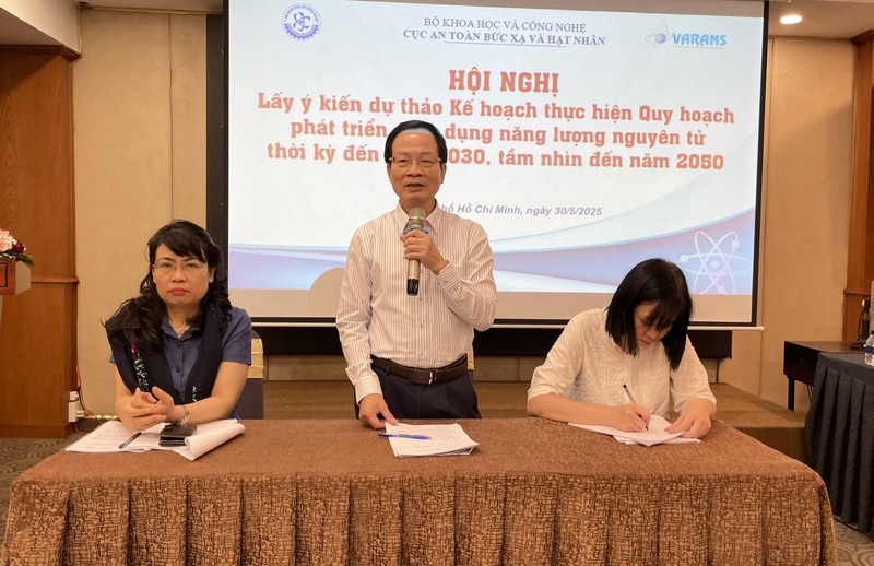 Các chuyên gia chia sẻ tại hội nghị lấy ý kiến. Ảnh: Hà An. Y hoc hat nhan 2.jpg