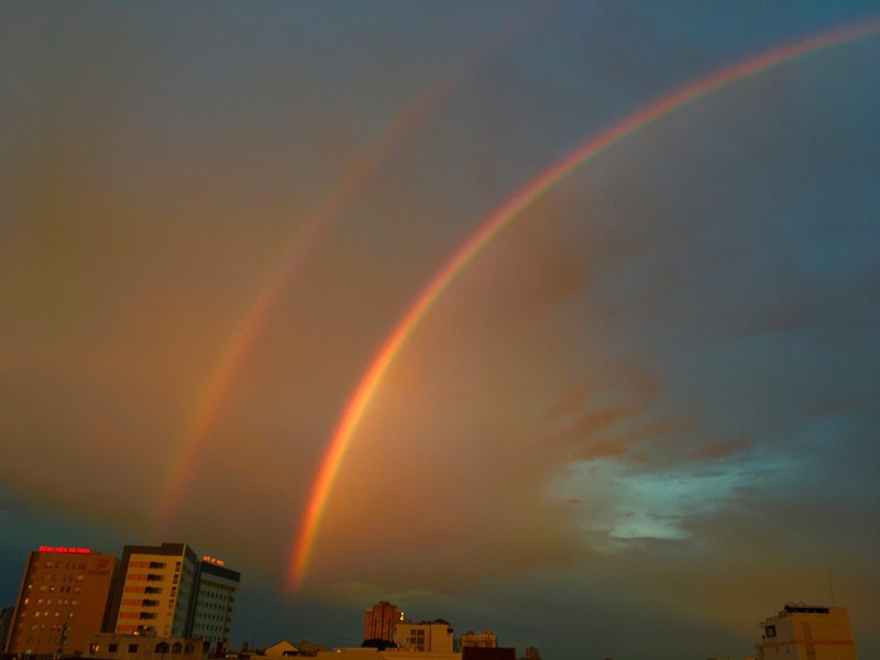 Cầu vồng đôi nhìn thấy rõ vào chiều tối. Ảnh: Trương Thanh Long. Cau vong doi 5.jpg