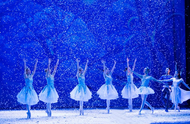 "Kẹp hạt dẻ" đón Giáng sinh sớm trên sân khấu Nhà hát TP.HCM "Kẹp hạt dẻ" đón Giáng sinh sớm trên sân khấu Nhà hát TP.HCM