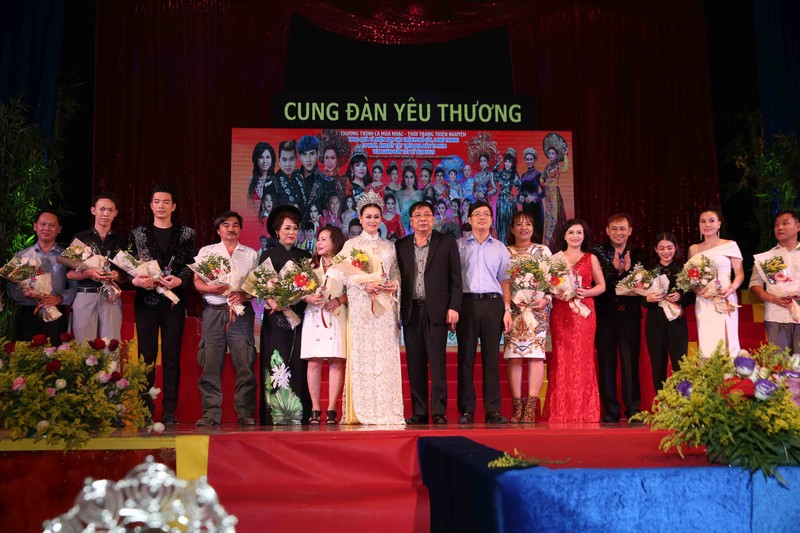 BTC tặng hoa cảm ơn các nhà hảo tâm, doanh nhân, người đẹp, người mẫu, diễn viên, hoa hậu, á hậu đã tham gia chương trình BTC tặng hoa cảm ơn các nhà hảo tâm, doanh nhân, người đẹp, người mẫu, diễn viên, hoa hậu, á hậu đã tham gia chương trình