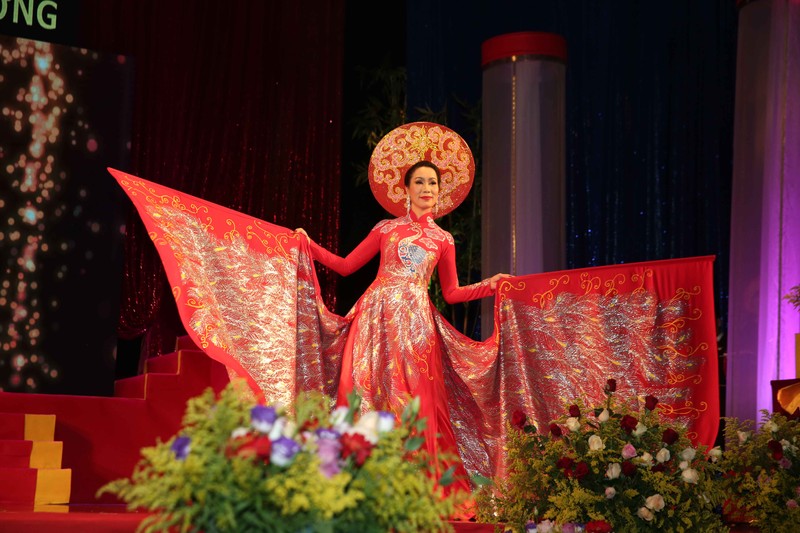 Á hậu Trịnh KIm Chi trong màn trình diễn thời trang áo dài Á hậu Trịnh KIm Chi trong màn trình diễn thời trang áo dài