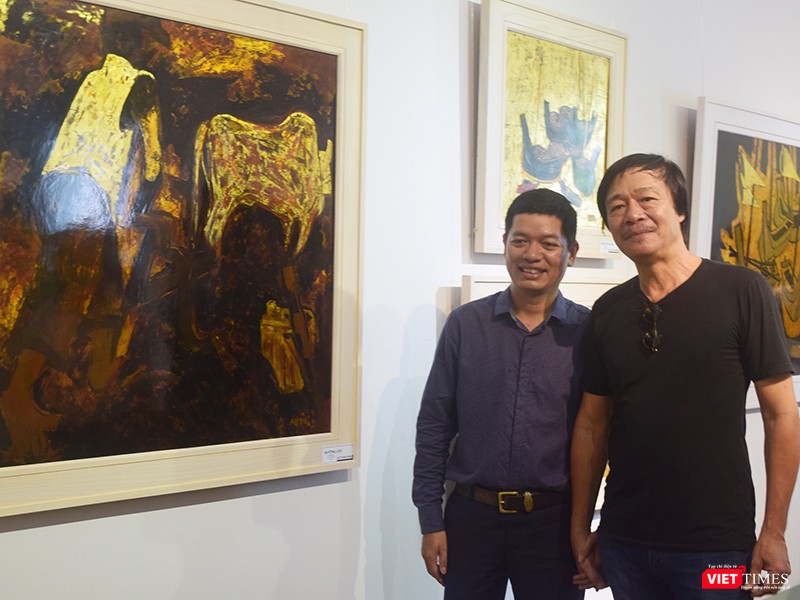 Họa sĩ Ngô Thành Nhân (áo đen bên phải) chụp ảnh lưu niệm cùng bạn bè, người thân bên cạnh tác phẩm của mình Họa sĩ Ngô Thành Nhân (áo đen bên phải) chụp ảnh lưu niệm cùng bạn bè, người thân bên cạnh tác phẩm của mình