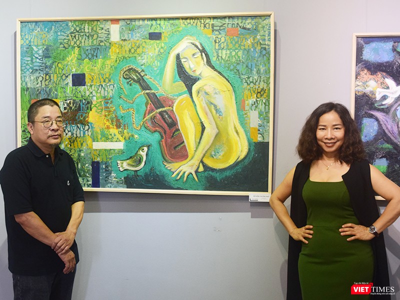 Họa sĩ Tô Chiêm (bên trái ảnh) chụp cùng với người hâm mộ bức "Nỗi niềm thương nhớ" Họa sĩ Tô Chiêm (bên trái ảnh) chụp cùng với người hâm mộ bức "Nỗi niềm thương nhớ"