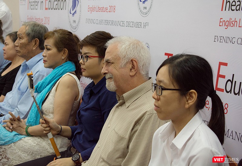 Thầy Robert Goldberg, giáo viên người Mỹ hài lòng theo dõi các vở kịch trên hàng ghế khán giả Thầy Robert Goldberg, giáo viên người Mỹ hài lòng theo dõi các vở kịch trên hàng ghế khán giả