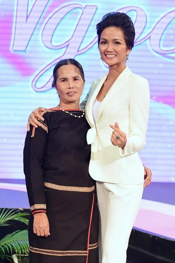 Hoa hậu H'hen Niê chụp cùng với mẹ. (Ảnh: FBNV)