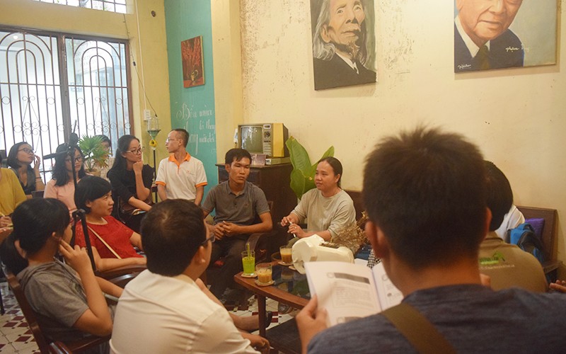 Thạc sĩ thực hành làm nông tự nhiên Nguyễn Tường Miên trong vòng vây của "người hâm mộ" đến để tìm hiểu về nông nghiệp bền vững