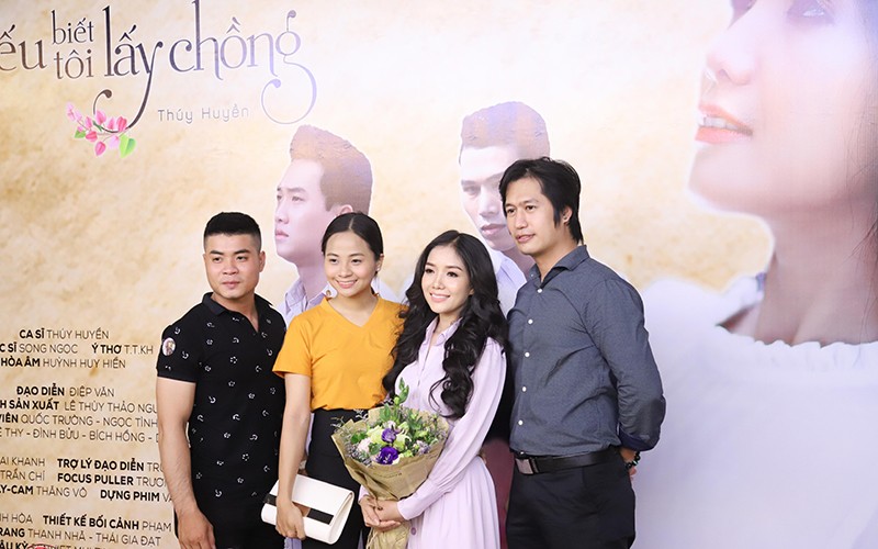 Rất đông các đồng nghiệp đã tới chia vui với ca sĩ Thúy Huyền Rất đông các đồng nghiệp đã tới chia vui với ca sĩ Thúy Huyền