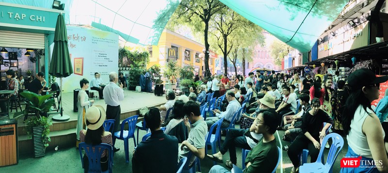 Cuộc hội thảo thu hút rất đông độc giả trên đường sách TP.HCM tham dự Cuộc hội thảo thu hút rất đông độc giả trên đường sách TP.HCM tham dự