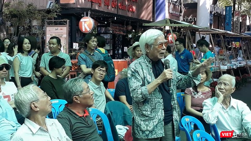 Rất đông các dịch giả, nhà nghiên cứu, nhà phê bình, nhà văn, nhà thơ, nhà giáo cùng có mặt tại cuộc tọa đàm, đưa nhiều ý kiến tranh luận Rất đông các dịch giả, nhà nghiên cứu, nhà phê bình, nhà văn, nhà thơ, nhà giáo cùng có mặt tại cuộc tọa đàm, đưa nhiều ý kiến tranh luận