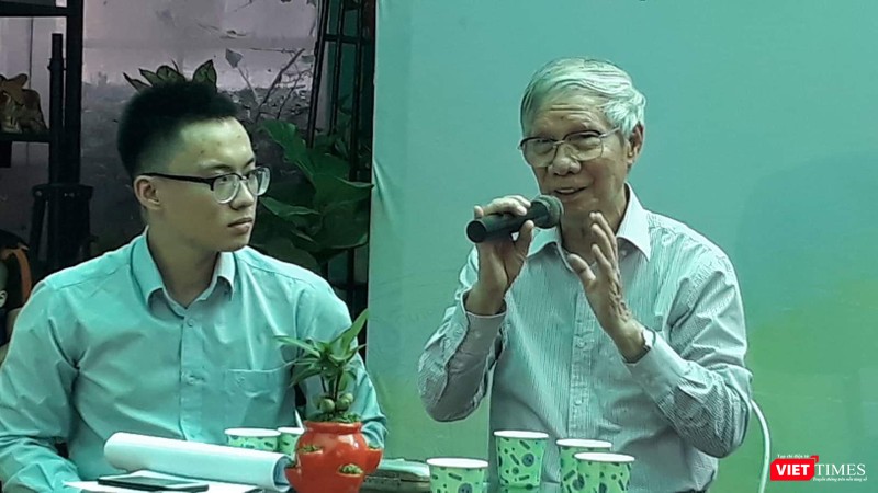 Bạn trẻ Võ Nam Du của nhóm Sử Talk và tác giả "Tám triều vua Lý" và "Bão táp triều Trần" - nhà văn Hoàng Quốc Hải Bạn trẻ Võ Nam Du của nhóm Sử Talk và tác giả "Tám triều vua Lý" và "Bão táp triều Trần" - nhà văn Hoàng Quốc Hải