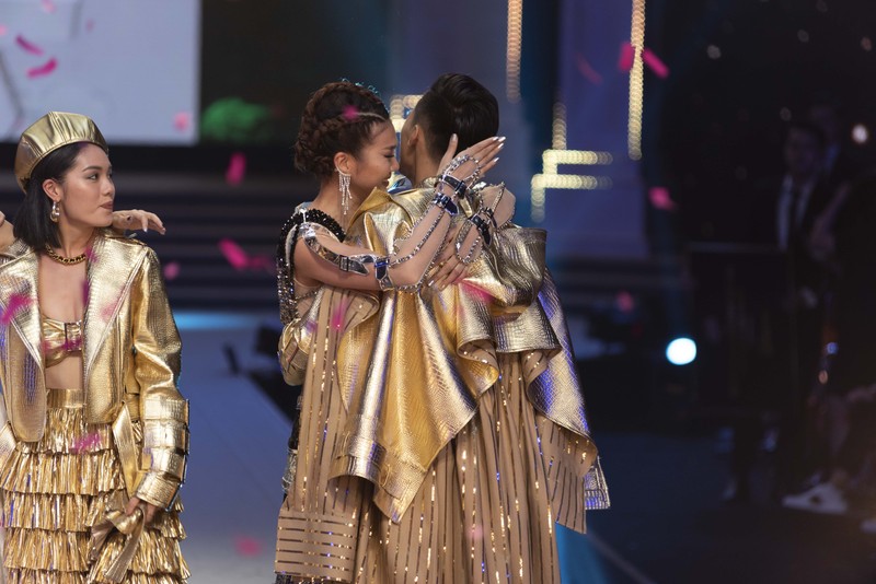 Cái ôm chúc mừng học trò team Thanh Hằng