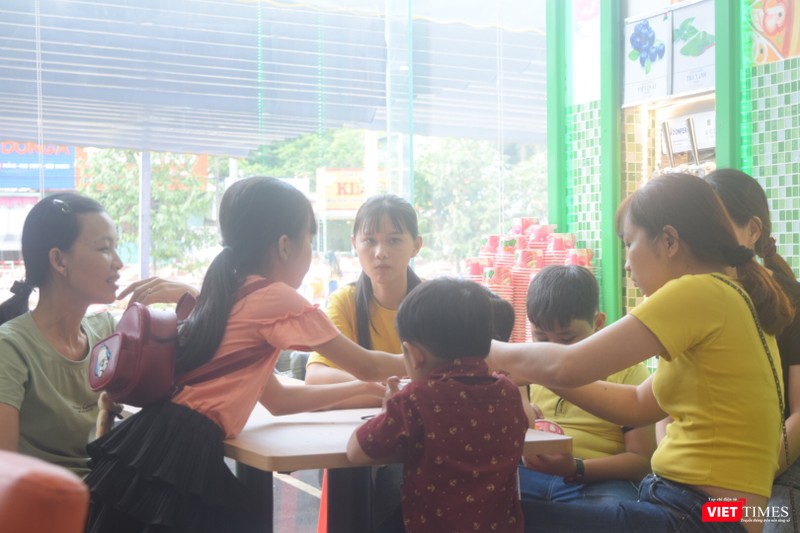 Thực khách đến với Aloha Đồng Phú (Bình Phước) ngày 30/12 rất phong phú về độ tuổi và ai cũng hào hứng với thức ăn nhanh kiểu Việt